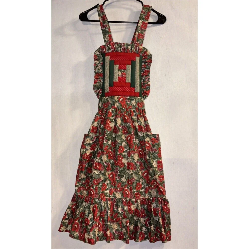Christmas Quilted Apron Pockets. Snap Top Straps